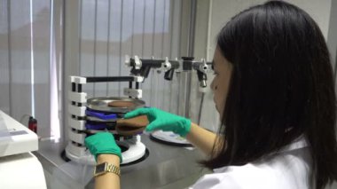 Laboratuvarda çalışan kadın bilim adamı ürünleri geliştirmek için deneyler ve araştırmalar yapıyor. 
