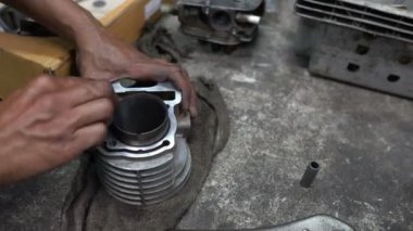 Motosiklet tamir eden adama yaklaş. 