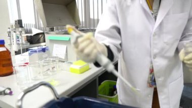 Laboratuvarda çalışan kadın bilim adamı.