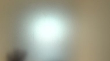 Erkek siluetinin kapağını kapat.  