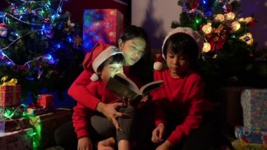 Noel ağacının yanında çocuklu mutlu bir anne, mutlu tatiller.