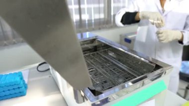 Laboratuvarda çalışan kadın bilim adamı.