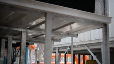 Kazan dairesinde çalışan Asyalı mühendis, ısıtma sistemi ekipmanlarının teknik verilerini kontrol ediyor.