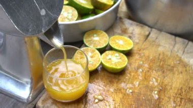 Taze portakal suyu, sağlıklı içecek konsepti hazırlıyorum.