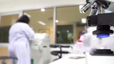 Laboratuvarda çalışan kadın bilim adamı.