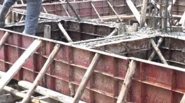 Asyalı işçilerin gündüz nesne inşaatında çalışmalarına bakış