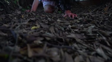 Zombi suratlı Asyalı kadın portresi. Açık hava, korku sahnesi, Cadılar Bayramı konsepti.