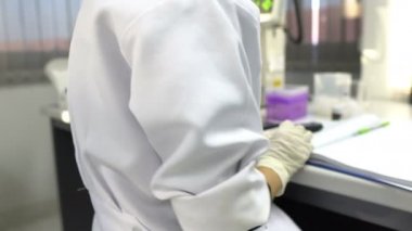 Laboratuvarda çalışan kadın bilim adamı.