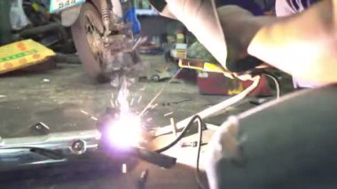 Kamyon parçalarını birleştirmek için kullanılan kaynak makinesi.