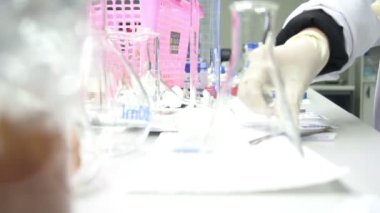 Laboratuvarda çalışan Asyalı bilim adamına yakın çekim. Deneyin sonuçlarını araştıran araştırmacı.