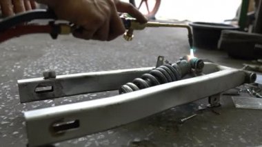 Motosiklet tamir eden adama yaklaş. 