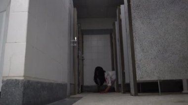 Asyalı kadın portresi hayalet yüzü, korku sahnesi, Cadılar Bayramı konsepti