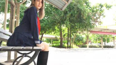 Asyalı kadın portresi öğrenci kıyafeti giyer, Taylandlı insanlar, fotoğraf için güzel kız pozu, modern kadın yaşam tarzı.