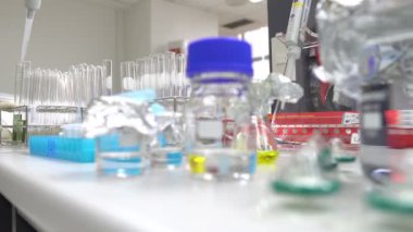 Laboratuvarda çalışan kadın bilim adamı.