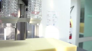 Laboratuvarda çalışan kadın bilim adamı.