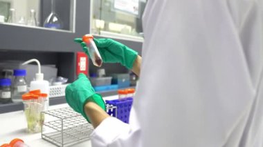 Laboratuvarda çalışan kadın bilim adamı.