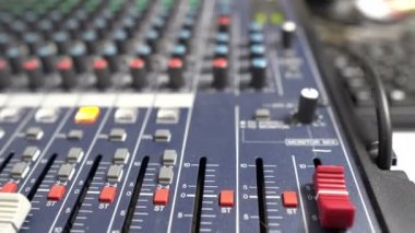 Müzik stüdyosundaki mikseri kapat.