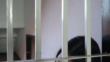 Demir hapishaneyi yakalamak isteyen kadının elleri, mahkum konsepti.