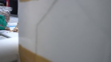 Laboratuvarda çalışan bilim adamları, ürünleri geliştirmek için deneyler ve araştırmalar yapıyorlar.