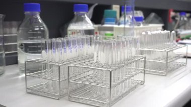 Laboratuvarda çalışan Asyalı bilim adamına yakın çekim. Deneyin sonuçlarını araştıran araştırmacı.