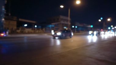 Yol kenarında dururken akıllı telefon kullanan bir kadın. 
