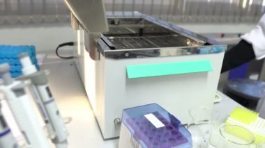 Laboratuvarda çalışan kadın bilim adamı.