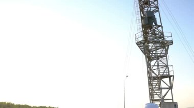 Elektrik santralinin yakınında çalışan kadın mühendis görüntüsü  