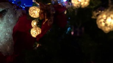 Noel Baba, Noel ağacının yanında çelenk taşıyan küçük bir çocukla kitap okuyor. Mutlu Noeller konsepti.