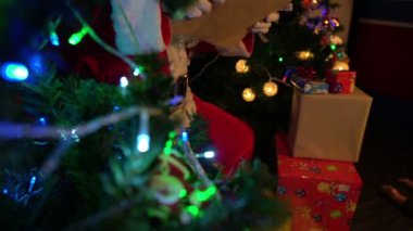 Noel Baba, Noel ağacının yanında çelenkli mektup okuyor. Mutlu tatiller.