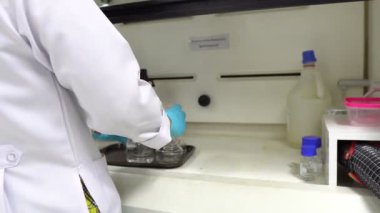 Laboratuvarda çalışan kadın bilim adamı.