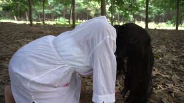 Zombi suratlı Asyalı kadın portresi. Açık hava, korku sahnesi, Cadılar Bayramı konsepti.
