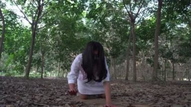 Zombi suratlı Asyalı kadın portresi. Açık hava, korku sahnesi, Cadılar Bayramı konsepti.