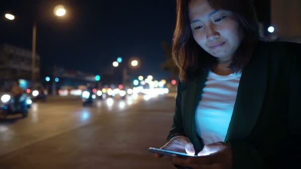 Жінка Використовує Смартфон Стоячи Дорозі — стокове відео