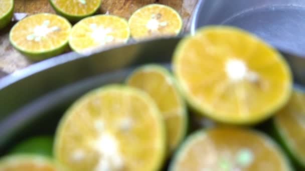 Κορυφαία Άποψη Των Φέτες Φρέσκα Πορτοκάλια Για Χυμό Υγιεινά Ποτά — Αρχείο Βίντεο