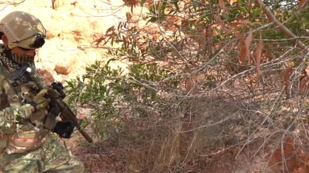 Soldado Forças Especiais Guerra Deserto Durante Operação Militar — Vídeo de Stock