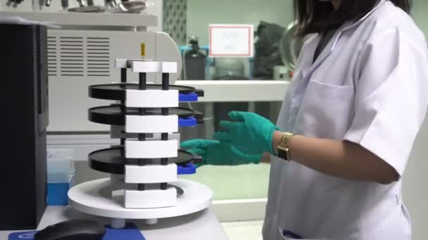 Kobieta Naukowiec Pracuje Laboratorium Robi Eksperymenty Badania Celu Opracowania Produktów — Wideo stockowe