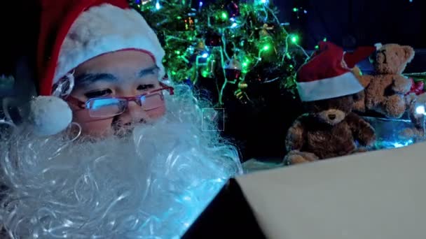 圣诞老人在圣诞树旁读书 带着花环和快乐假期的概念 — 图库视频影像