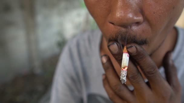 Asiatischer Mann Raucht Thailändische Menschen Depressiver Mann — Stockvideo