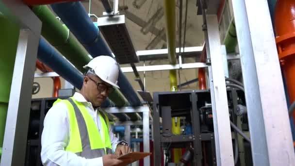 Aziatisch Onderhoud Ingenieur Bij Het Afvalwater Management Systeem Van Een — Stockvideo