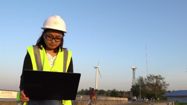 Kilátás Női Mérnök Dolgozik Közelében Villamosenergia Állomás — Stock videók