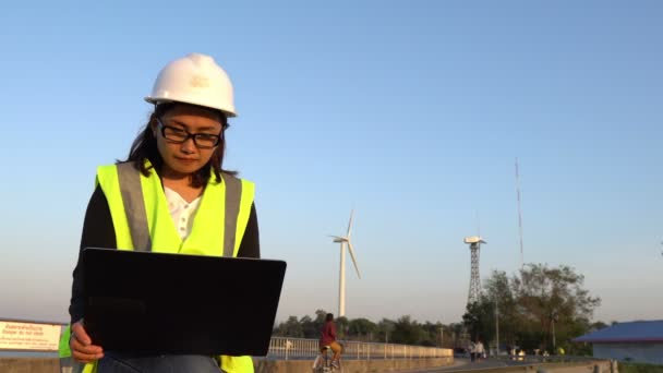 Vista Engenheiro Feminino Que Trabalha Perto Estação Eletricidade — Vídeo de Stock