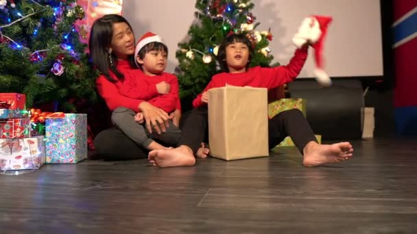 有孩子在圣诞树旁的快乐妈妈 节日快乐的概念 — 图库视频影像
