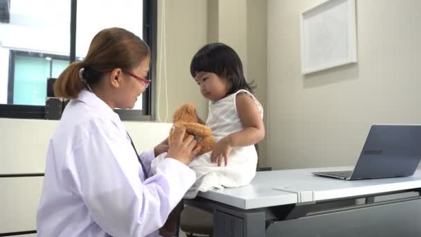 Azji Lekarz Pomocą Stetoskopu Aby Sprawdzić Oddech Serce Uroczej Dziewczyny — Wideo stockowe