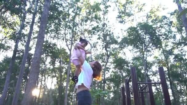 Mãe Bonito Filhinha Divertindo Parque Durante Dia — Vídeo de Stock