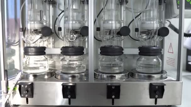 Utrustning För Vetenskapliga Experiment Laboratoriebordet — Stockvideo