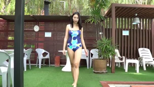Junge Frau Buntem Badeanzug Läuft Schwimmbad Entlang — Stockvideo