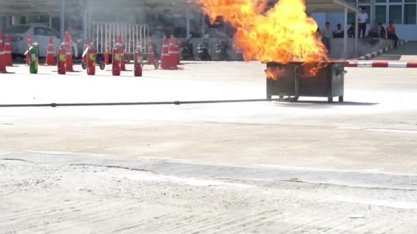 Thailand September 2019 Feuerübung Durch Einen Feuerwehrmann Der Nakhonratchasima Sorgfältig — Stockvideo