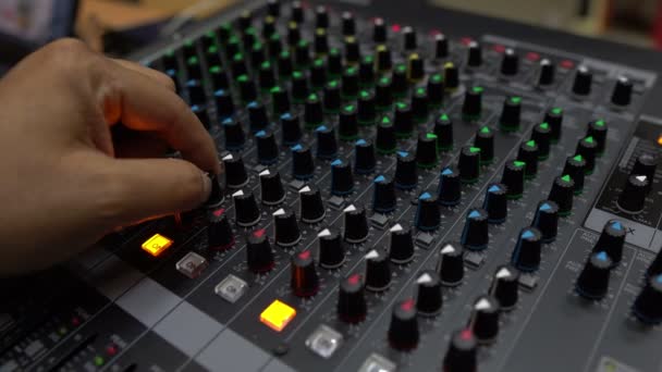 Primo Piano Mano Maschile Che Lavora Sul Mixer Studio Musicale — Video Stock