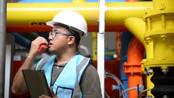 Asiatisk Ingenjör Som Arbetar Pannrum Underhållskontroll Tekniska Data För Uppvärmningssystem — Stockvideo