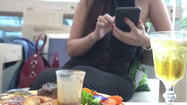 Kafede Yemek Yiyen Genç Asyalı Kadın — Stok video
